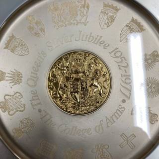 Lot 411 - Silver Jubilee College of Arms Plate